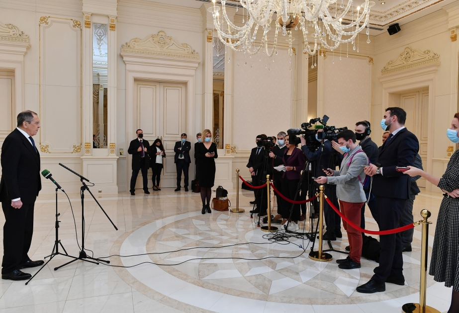 El Ministro de Asuntos Exteriores ruso se dirigió a la prensa en Bakú y respondió a las preguntas de los periodistas