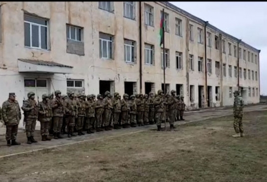 Aserbaidschanische Flagge im Dorf Gulabli in Agdam gehisst VIDEO
