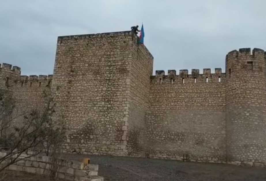 رفع علم أذربيجان على قلعة شاه بولاق في أغدام