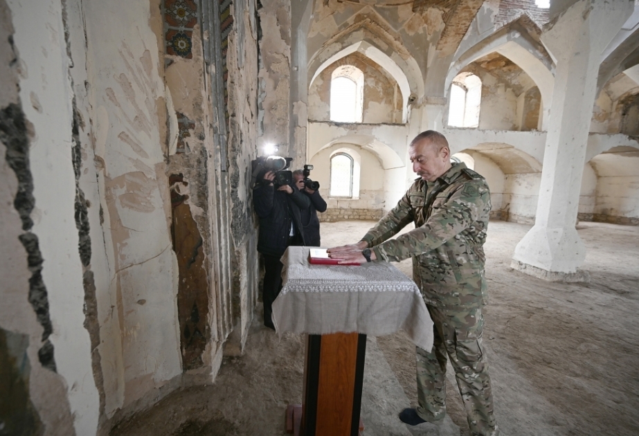 El presidente Ilham Aliyev entregó el Corán traído de la Meca a la mezquita de Agdam