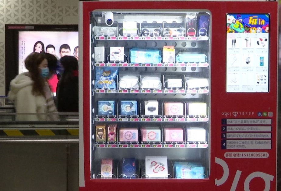 Pekinin metro stansiyalarında tibbi maska satan avtomatlar fəaliyyətə başlayıb VİDEO