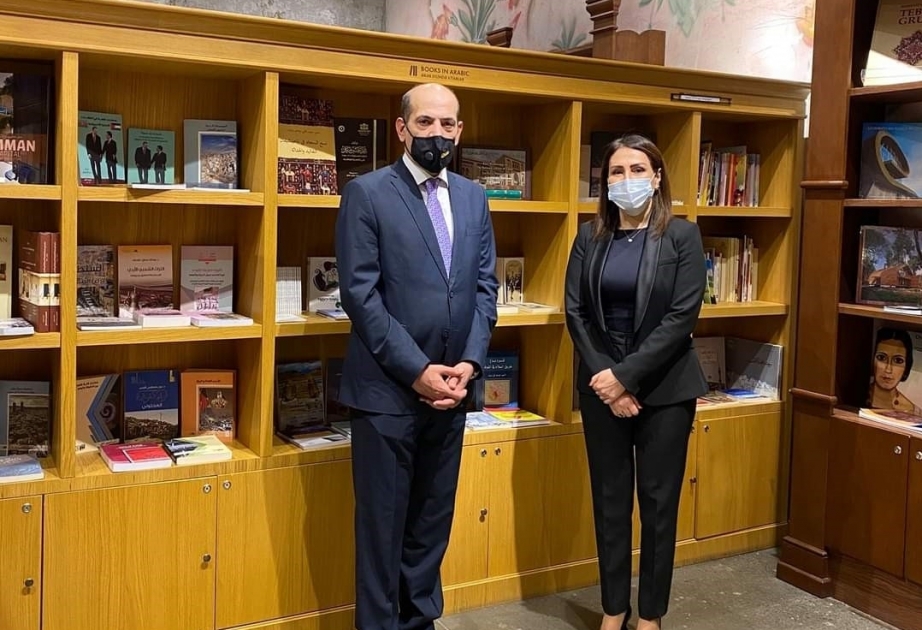 أكثر من 100 كتاب عربي هدية من السفارة الاردنية الى مركز باكو للكتاب