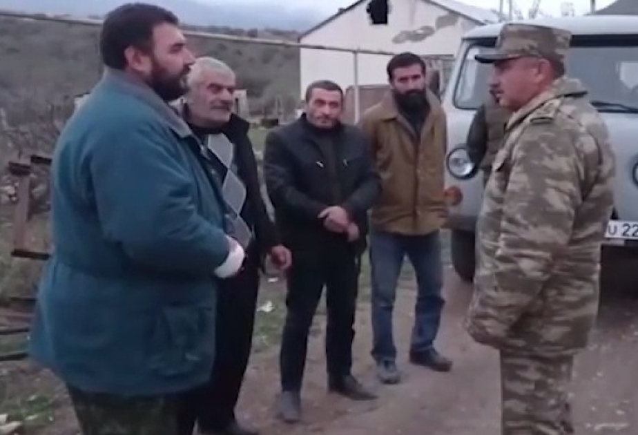 Soldados azerbaiyanos crean las condiciones para que los armenios se lleven sus pertenencias