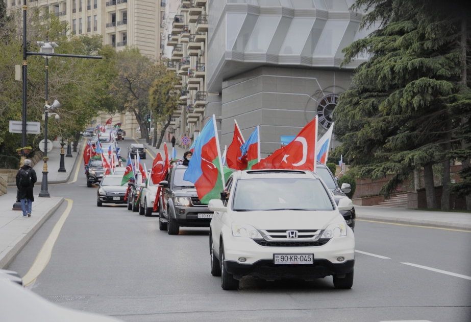 Bakı sakinləri Kəlbəcərin işğaldan azad olunmasını avtoyürüşlə qeyd ediblər -  FOTOSESSİYA