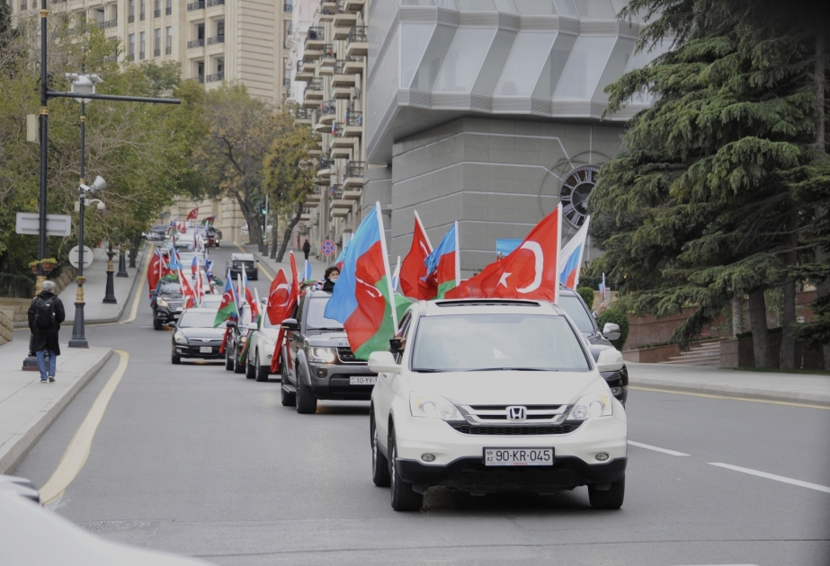 Los residentes de Bakú celebran la liberación de Kalbadjar con un rally automovilístico -  FOTOS