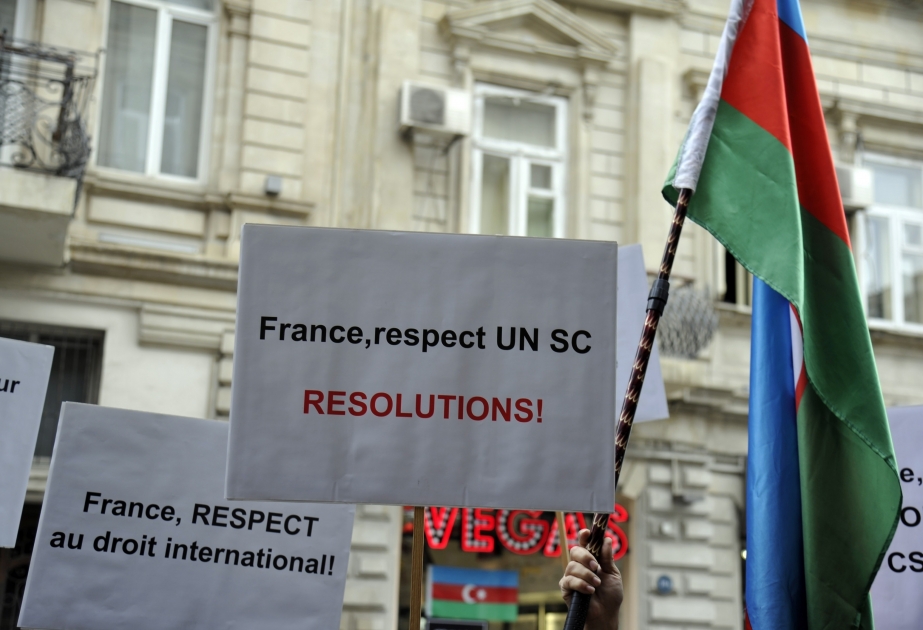 Las protestas en curso frente a la embajada francesa en Bakú