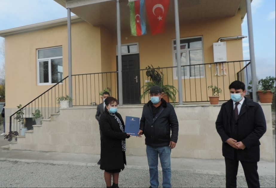 Otras 28 familias de mártires y un veterano de la guerra de Karabaj recibieron llaves de casas individuales