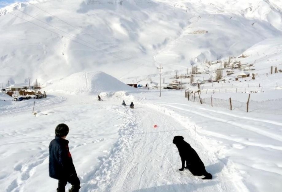 Le village de Khynalyg couvert de neige VIDEO