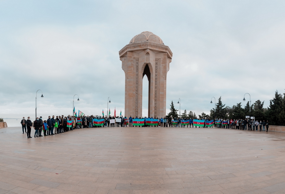 Gənclər təşkilatları ölkəmizin ərazi bütövlüyünün bərpası münasibətilə Ulu Öndərin məzarını və Şəhidlər xiyabanını ziyarət edib