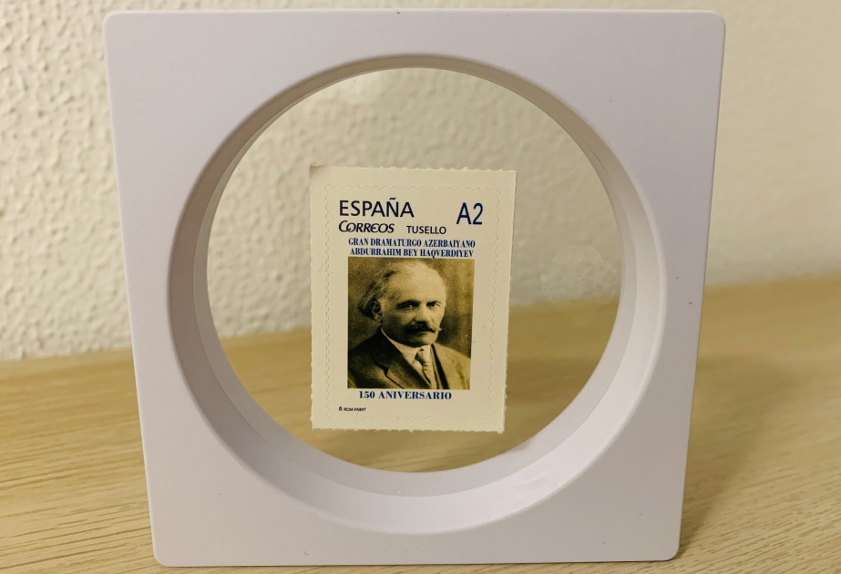 Sellos postales dedicados al centenario de Ahmadiyya Djabrayilov fueron emitidos en España