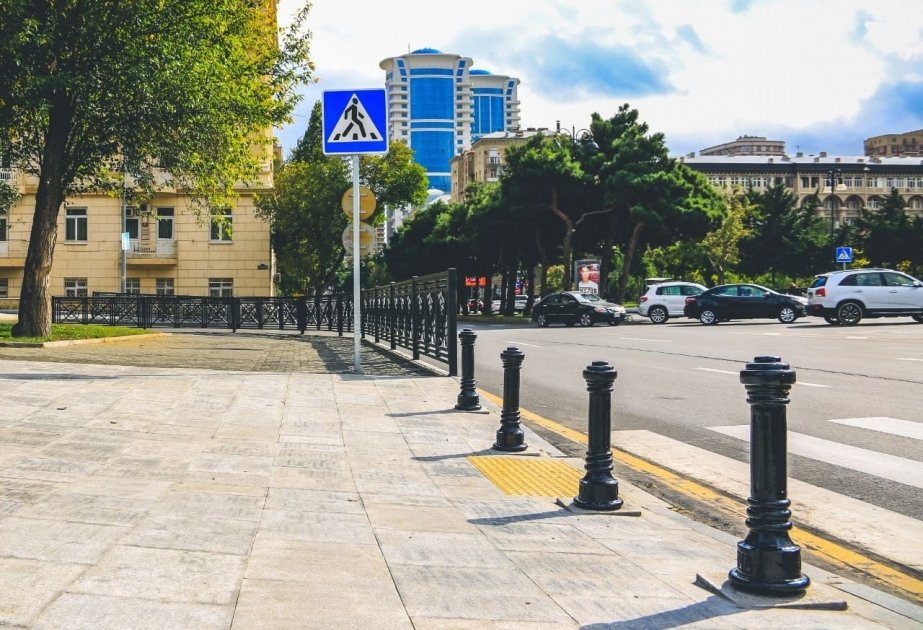 Paytaxtın 160-dan çox küçə və prospektində 2200-dən artıq pandus quraşdırılıb