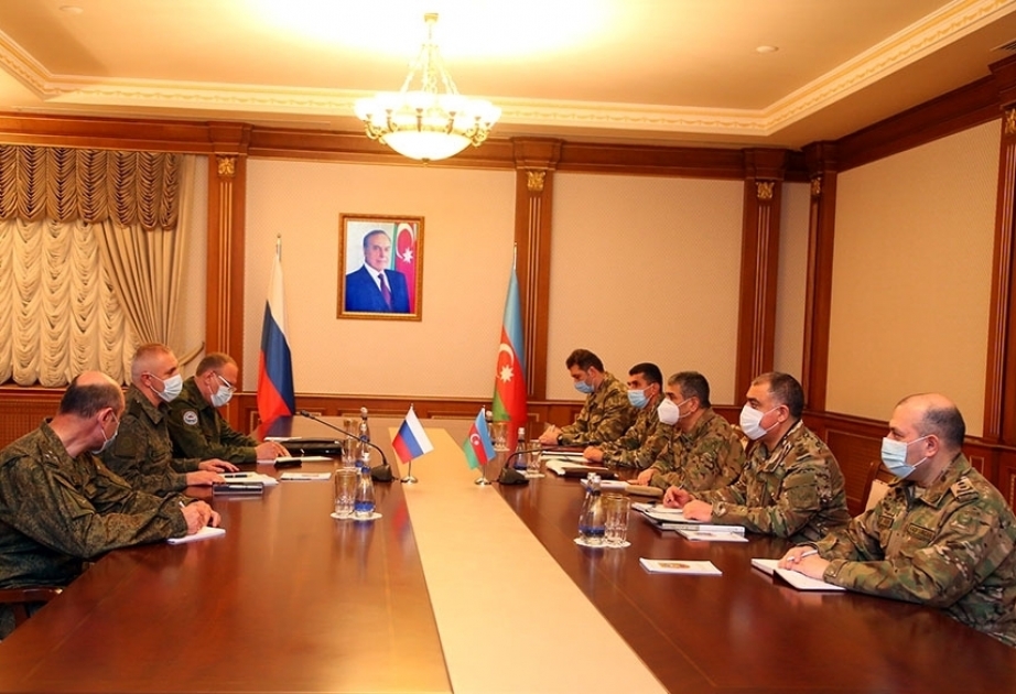 El ministro de Defensa de Azerbaiyán se reúne con el comandante de las fuerzas de mantenimiento de la paz rusas desplegadas en la región de Karabaj