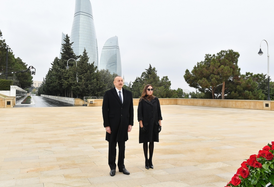 Präsident Ilham Aliyev und First Lady Mehriban Aliyeva besuchen Märtyrerallee VIDEO