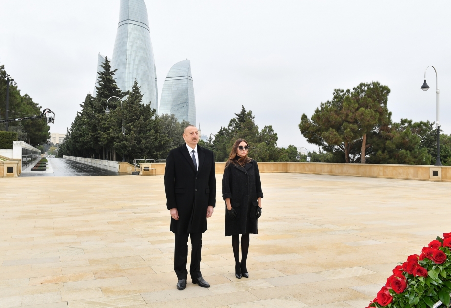 Le président Ilham Aliyev et la première dame Mehriban Aliyeva rendent hommage à la mémoire des martyrs VIDEO