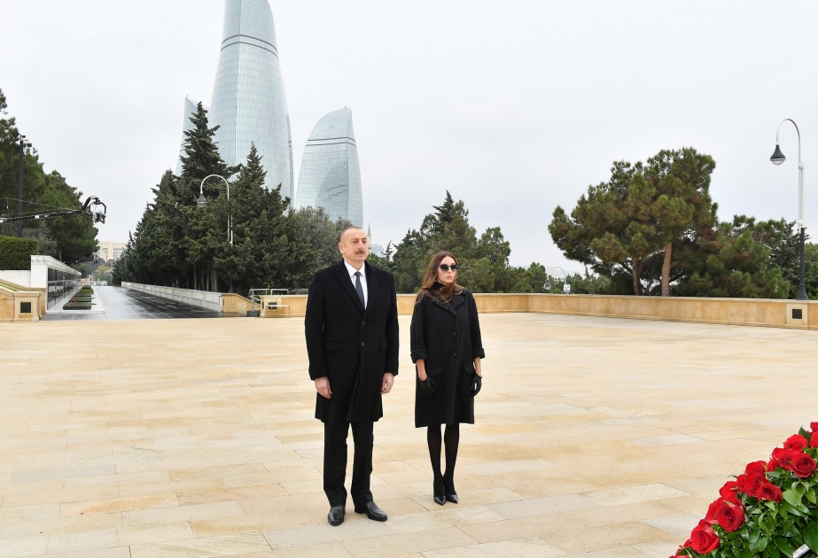El Presidente Ilham Aliyev y la Primera Dama Mehriban Aliyeva rindieron homenaje a la memoria de los mártires