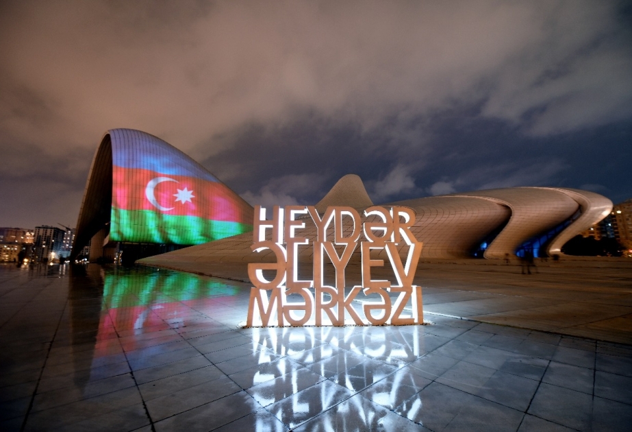 Heydər Əliyev Mərkəzi, “Alov qüllələri” və Bakı Olimpiya Stadionu şəhidlərin əziz xatirəsinə Azərbaycan bayrağı ilə işıqlandırılıb