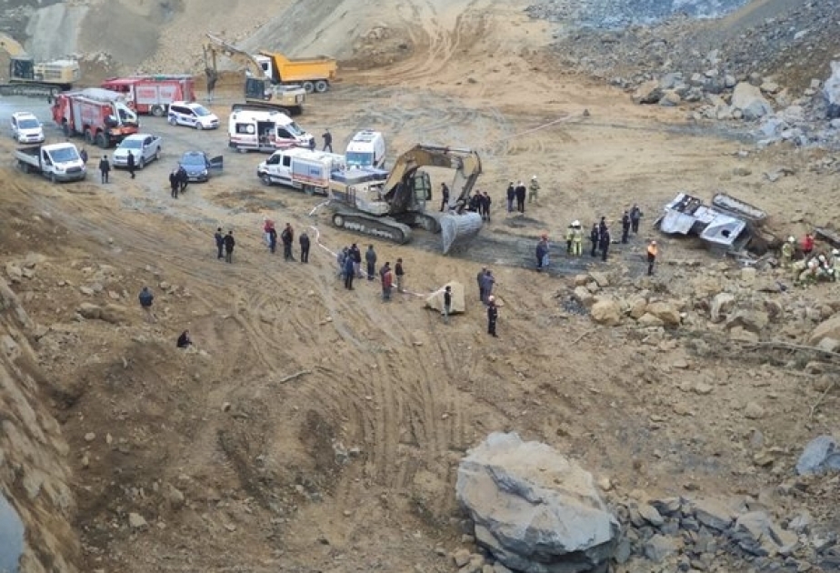 İstanbulda baş verən sürüşmə nəticəsində iki nəfər həlak olub