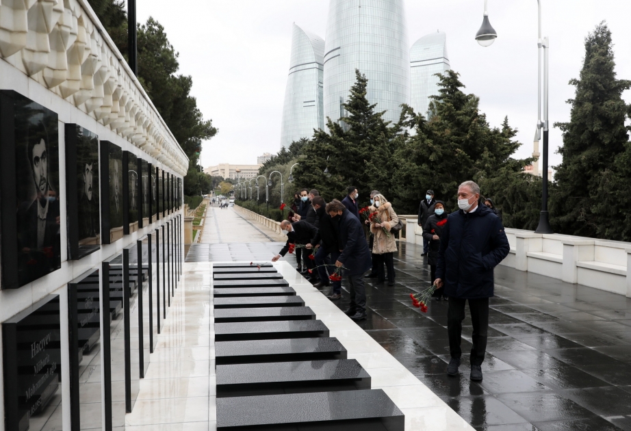 İtaliya parlamentinin nümayəndə heyəti Şəhidlər xiyabanını ziyarət edib