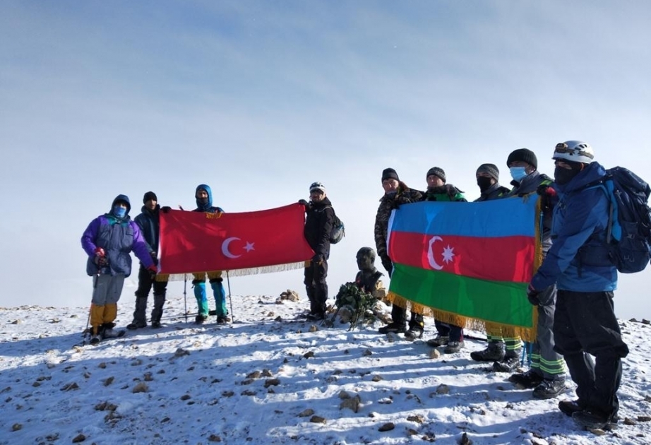 Un grupo de alpinistas azerbaiyanos-turcos escaló los picos del "Pico Heydar" y del "Pico Ataturk"