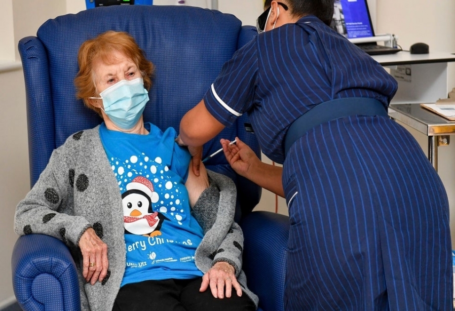 Una mujer de 90 años, la primera del mundo en recibir la vacuna de Pfizer