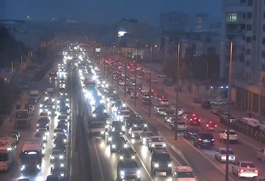 Sıxlıq səbəbindən avtobusların hərəkət intervalında gecikmələr yaranıb