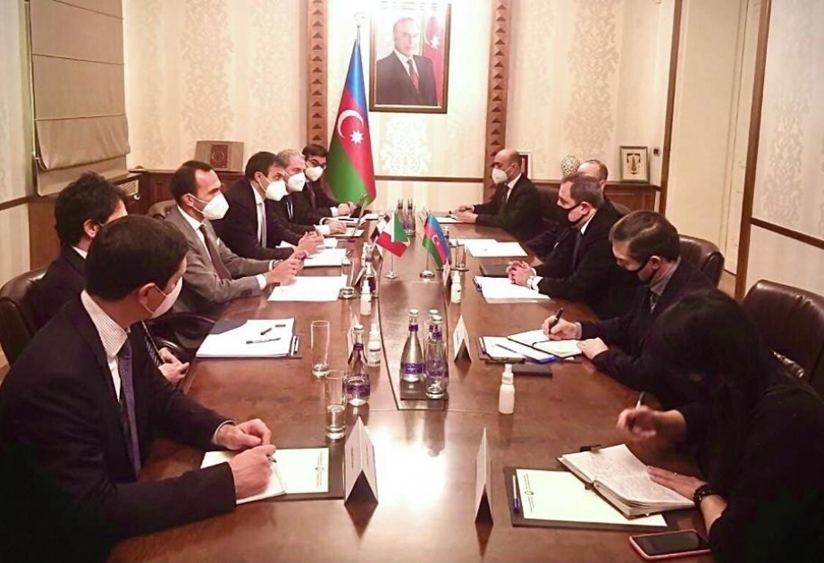 El canciller de Azerbaiyán recibe a la delegación italiana