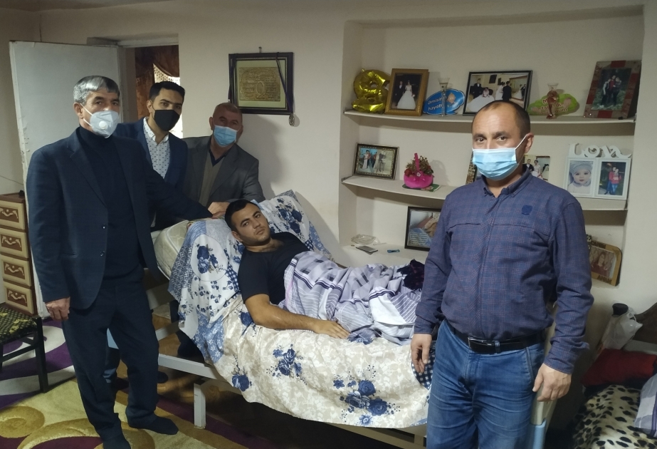 Qaxlı gənclər Qarabağ qazilərini evlərində ziyarət edirlər