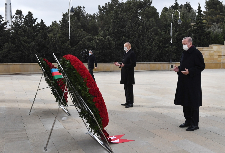 El presidente azerbaiyano Ilham Aliyev y el presidente turco Recep Tayyip Erdogan visitan el Callejón de Mártires