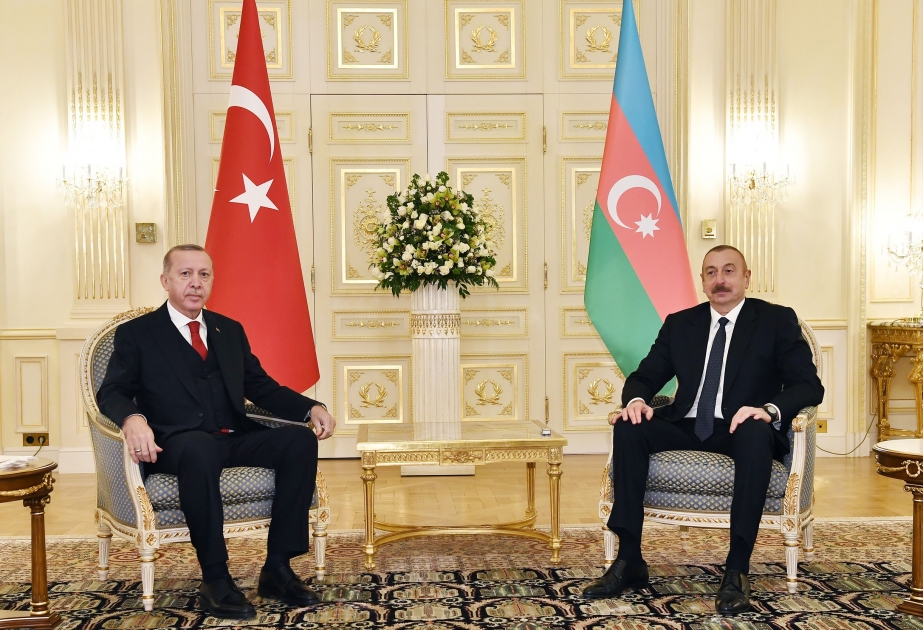 Los mandatarios de Azerbaiyán y Turquía se reúnen cara a cara
