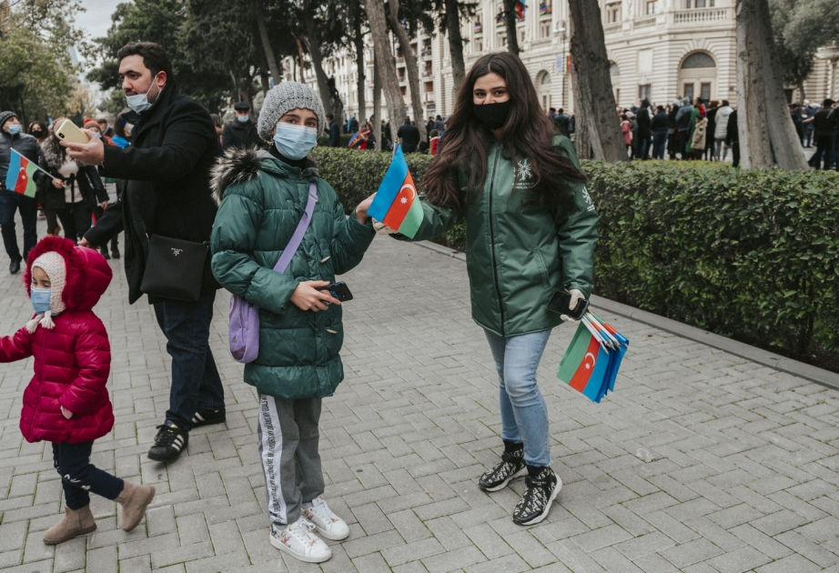 Aqrar İnkişaf Könüllüləri Zəfər paradını izləyən vətəndaşlara Azərbaycan bayraqları paylayıblar