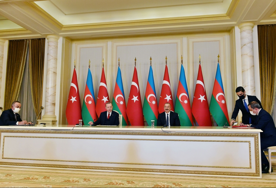 Se firman documentos azerbaiyano-turcos