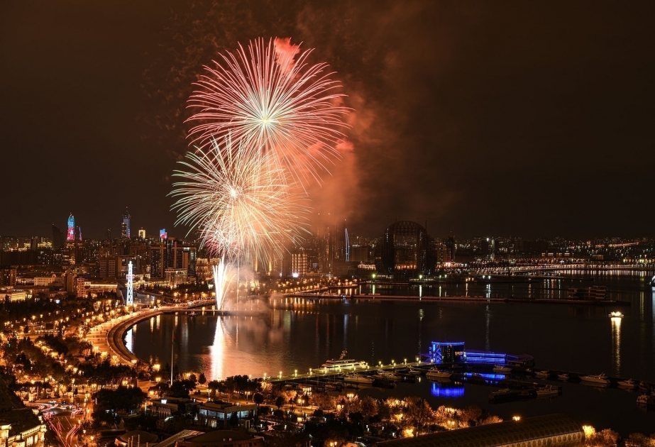 En la capital de Azerbaiyán se celebró la histórica Victoria con fuegos artificiales