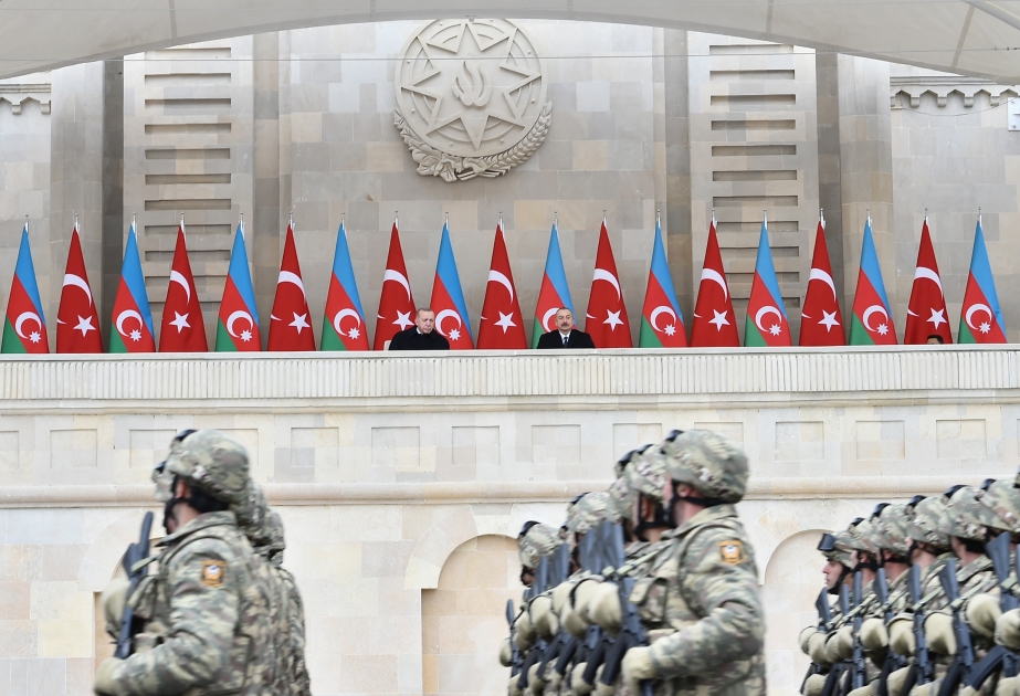 Militärparade zum Sieg im Vaterländischen Krieg in Baku Präsident, Oberbefehlshaber Ilham Aliyev und Präsident Recep Tayyip Erdogan nehmen an Siegesparade teil VIDEO