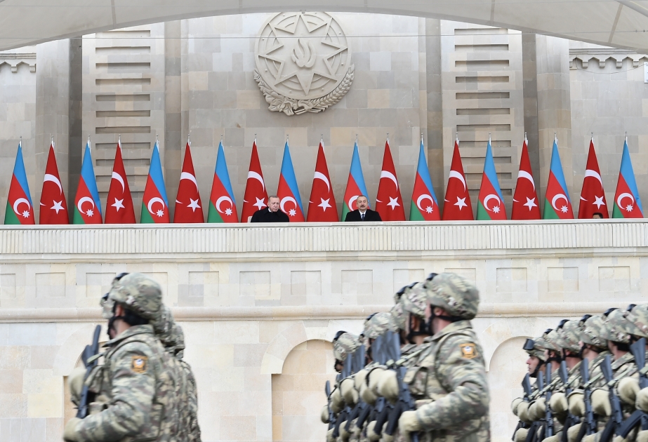 Une parade dédiée à la Victoire dans la Guerre patriotique se tient sur la Place de la Liberté de Bakou Le président Ilham Aliyev et le président Recep Tayyip Erdogan assistent à la parade
