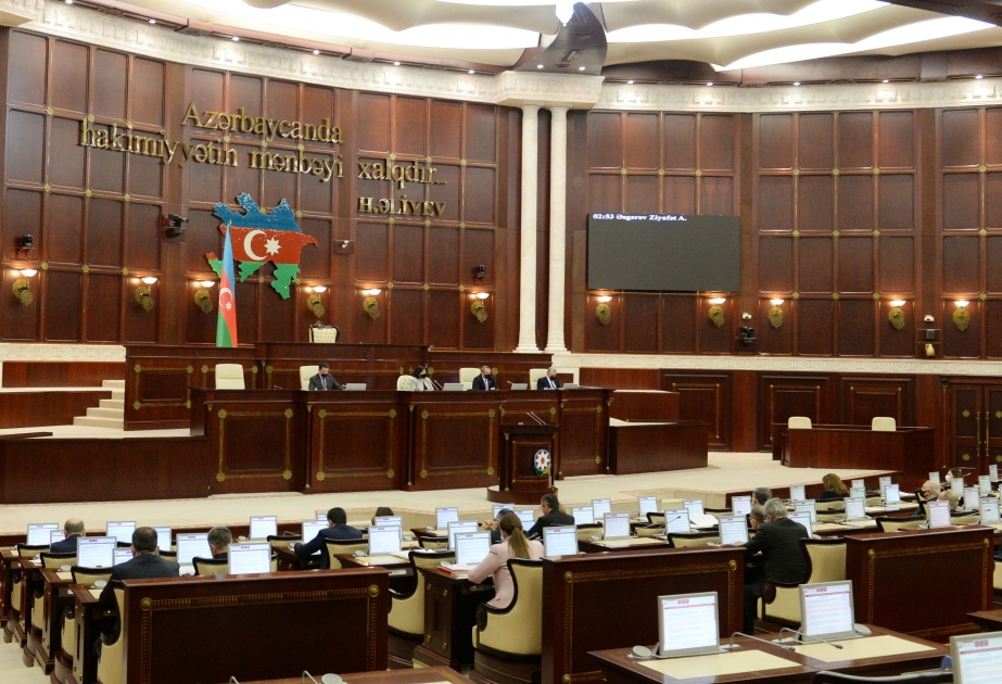 Проходит пленарное заседание Милли Меджлиса