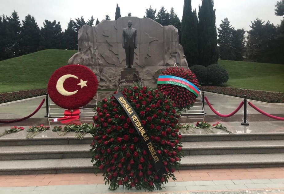Respublika Veteranlar Təşkilatının əməkdaşları Fəxri xiyabanda ümummilli lider Heydər Əliyevin məzarını ziyarət ediblər