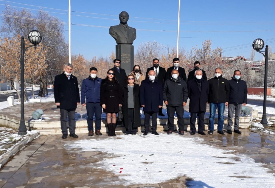 Qarsda keçirilən anım tədbirində Ulu Öndərin siyasi hakimiyyətinin Azərbaycana gətirdiyi uğurlardan danışılıb