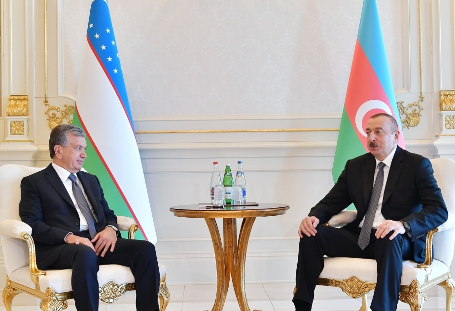 Präsident von Usbekistan telefoniert mit Präsident Ilham Aliyev