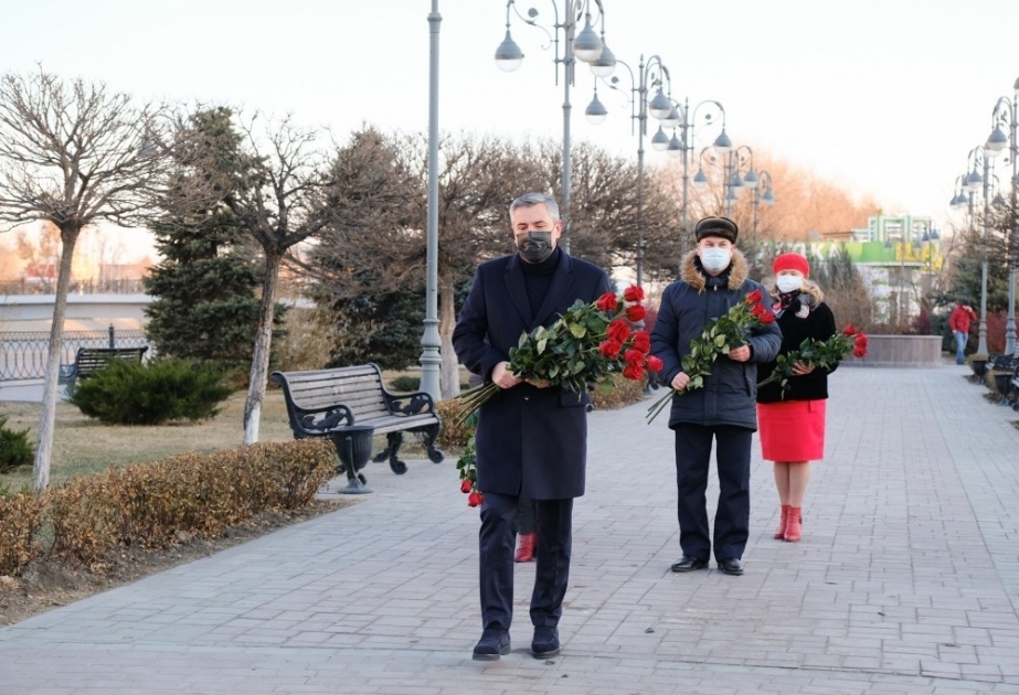 В Астрахани возложили цветы к памятнику общенациональному лидеру Азербайджана Гейдару Алиеву