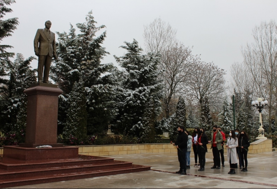 Gənclər Bakıda və regionlarda Heydər Əliyevin xatirəsini yad ediblər