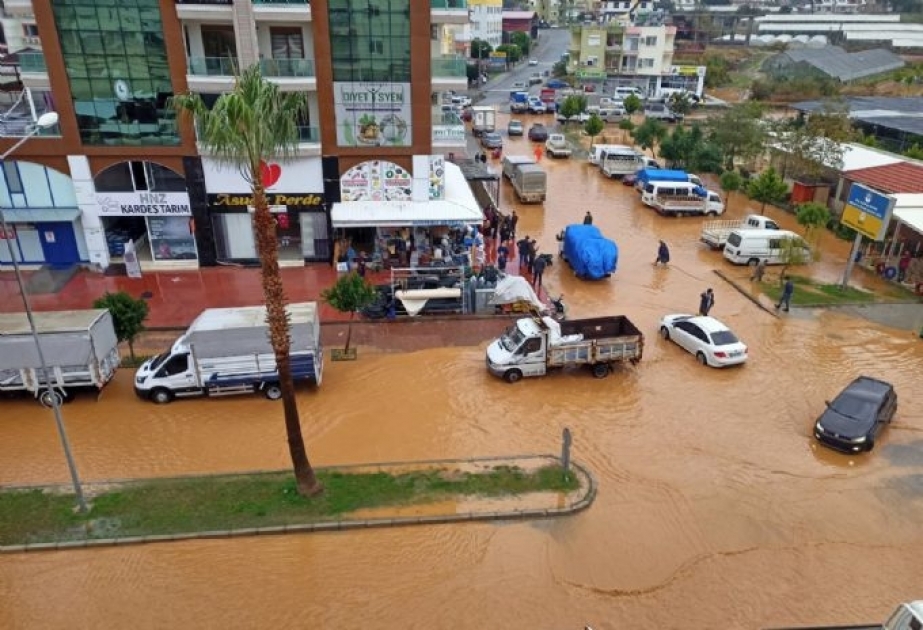 Türkei: Überschwemmungen nach heftigen Regenfällen Antalya
