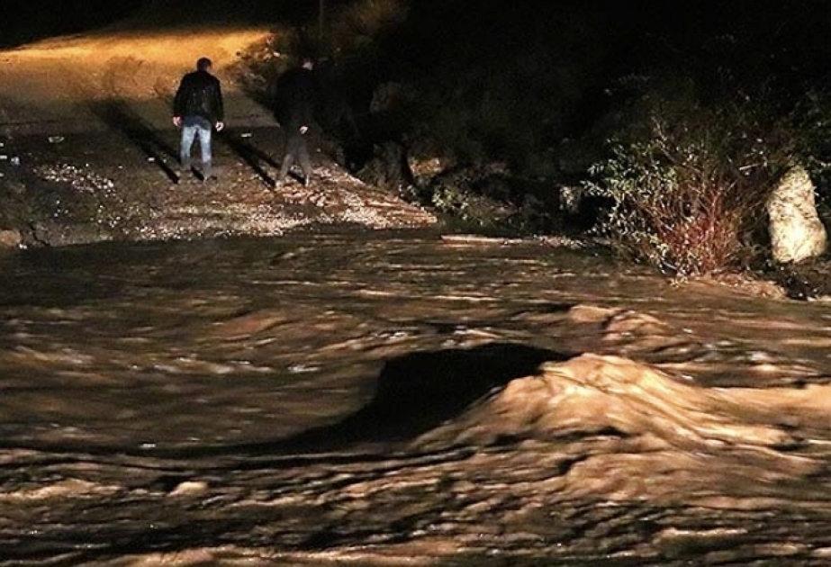 İzmirdə aramsız yağan leysan yağışları bir sıra fəsadlar törədib
