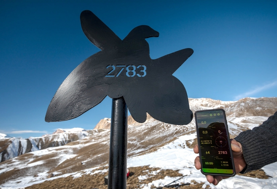Los alpinistas colocan una placa conmemorativa en honor a los mártires a una altitud de 2.783 metros