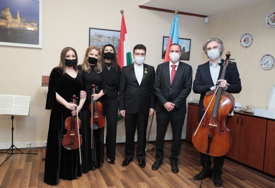 Artista emérito de Azerbaiyán recibe el máximo galardón estatal de Hungría