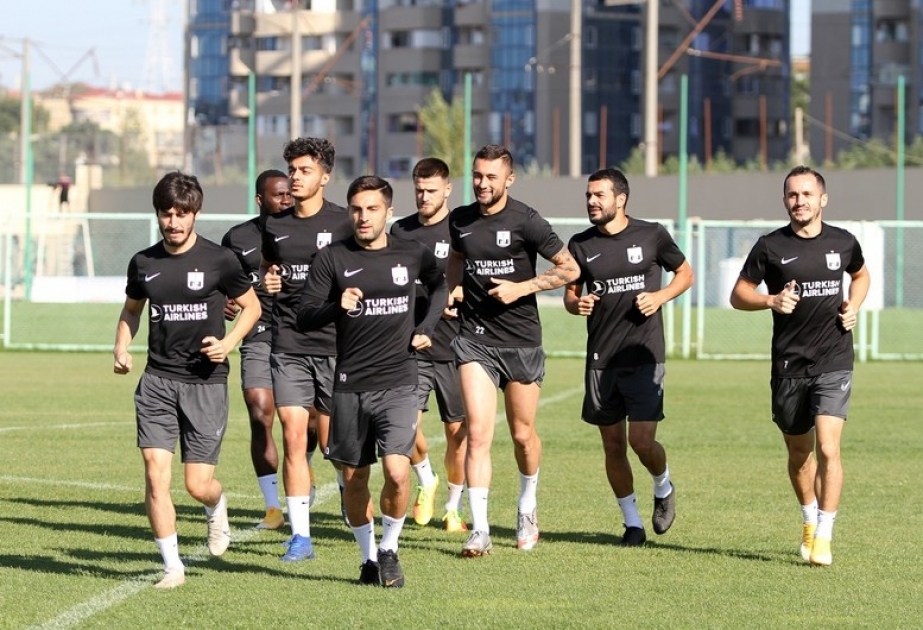 “Neftçi”nin baş məşqçisi və futbolçuları məşqlərə qoşulublar