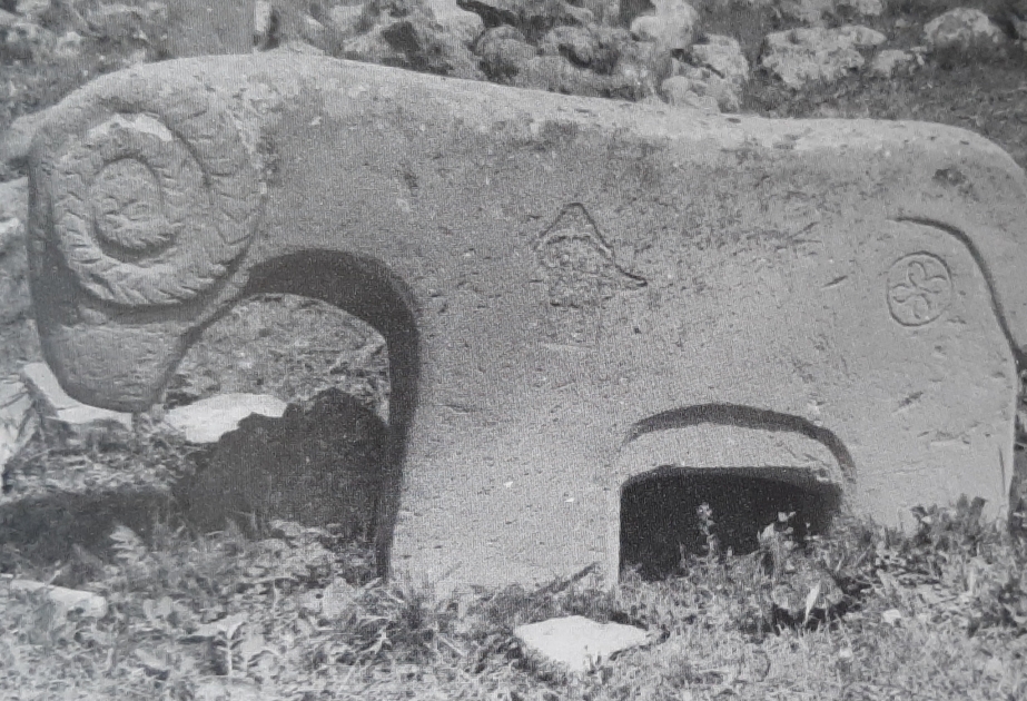 Laçın və Kəlbəcərin at və qoç təsvirli abidələri