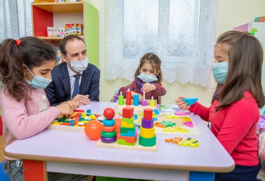 El representante del UNICEF visita los distritos azerbaiyanos afectados por la guerra