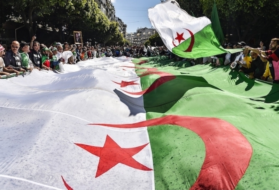 Франция должна выплатить Алжиру компенсацию в размере 100 миллиардов евро