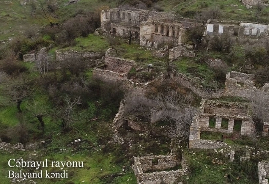 阿塞拜疆国防部发布解放的杰布拉伊尔区巴利岩德利村的视频