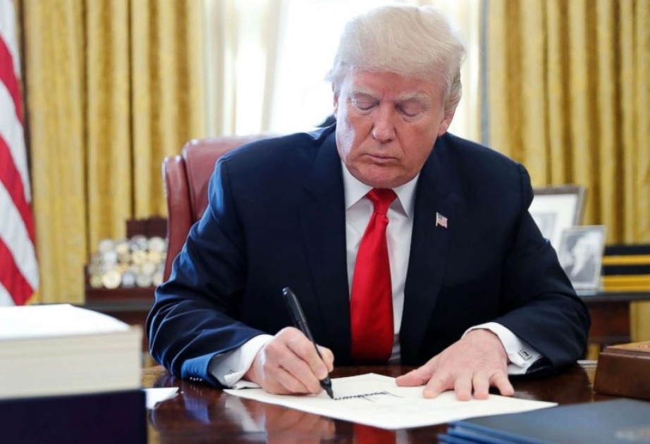 Трамп помиловал нескольких сторонников, осужденных по делу о предполагаемом вмешательстве России в выборы в США